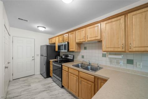 140 Woodbury Glen Street Hartville OH 44632