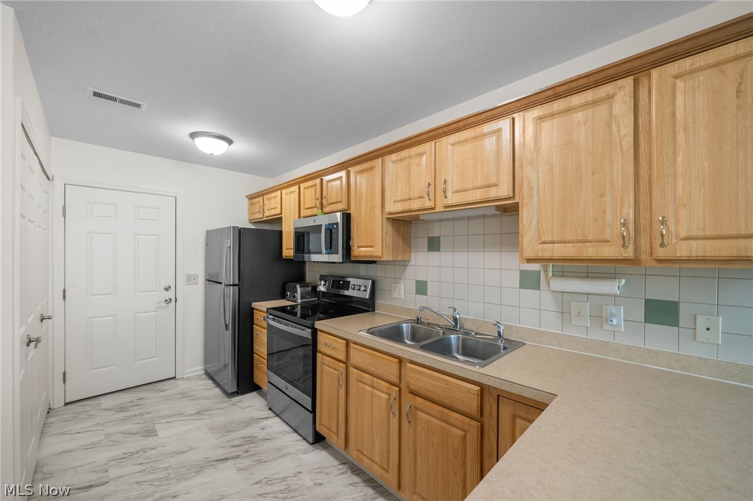 140 Woodbury Glen Street Hartville OH 44632