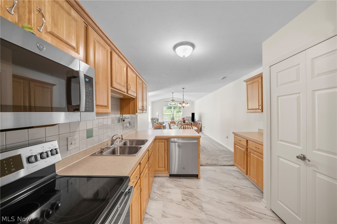 140 Woodbury Glen Street Hartville OH 44632
