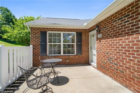 140 Woodbury Glen Street Hartville OH 44632