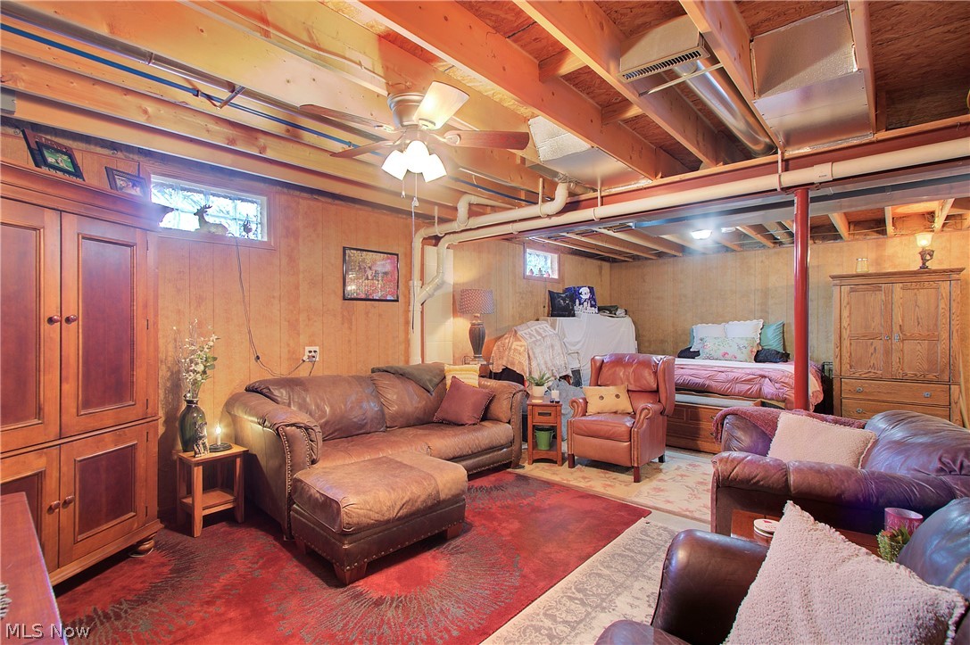 14157 Lisbon Street NE Paris OH 44669