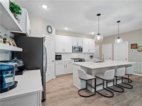 757 Hampshire Court Amherst OH 44001