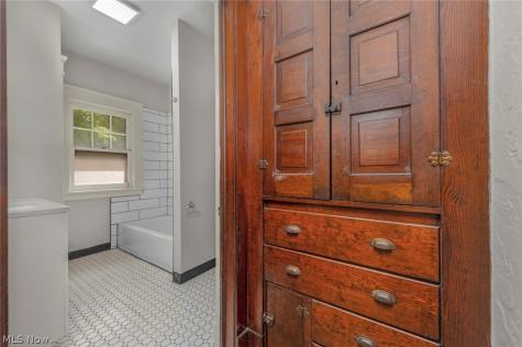 15242 Lake Shore Boulevard Cleveland OH 44110