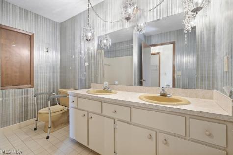 15559 Cottonwood Oval Middleburg Heights OH 44130