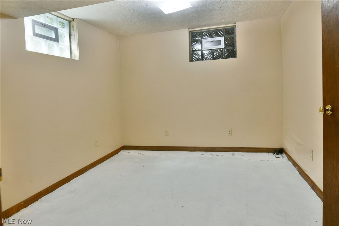 1097 Center Street E Warren OH 44481