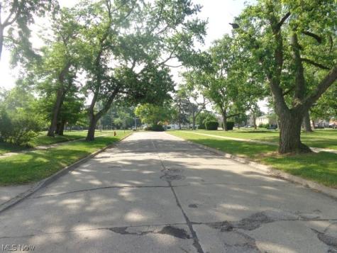 6237 Chestnut Hills Drive Parma OH 44129