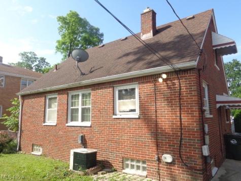 6237 Chestnut Hills Drive Parma OH 44129
