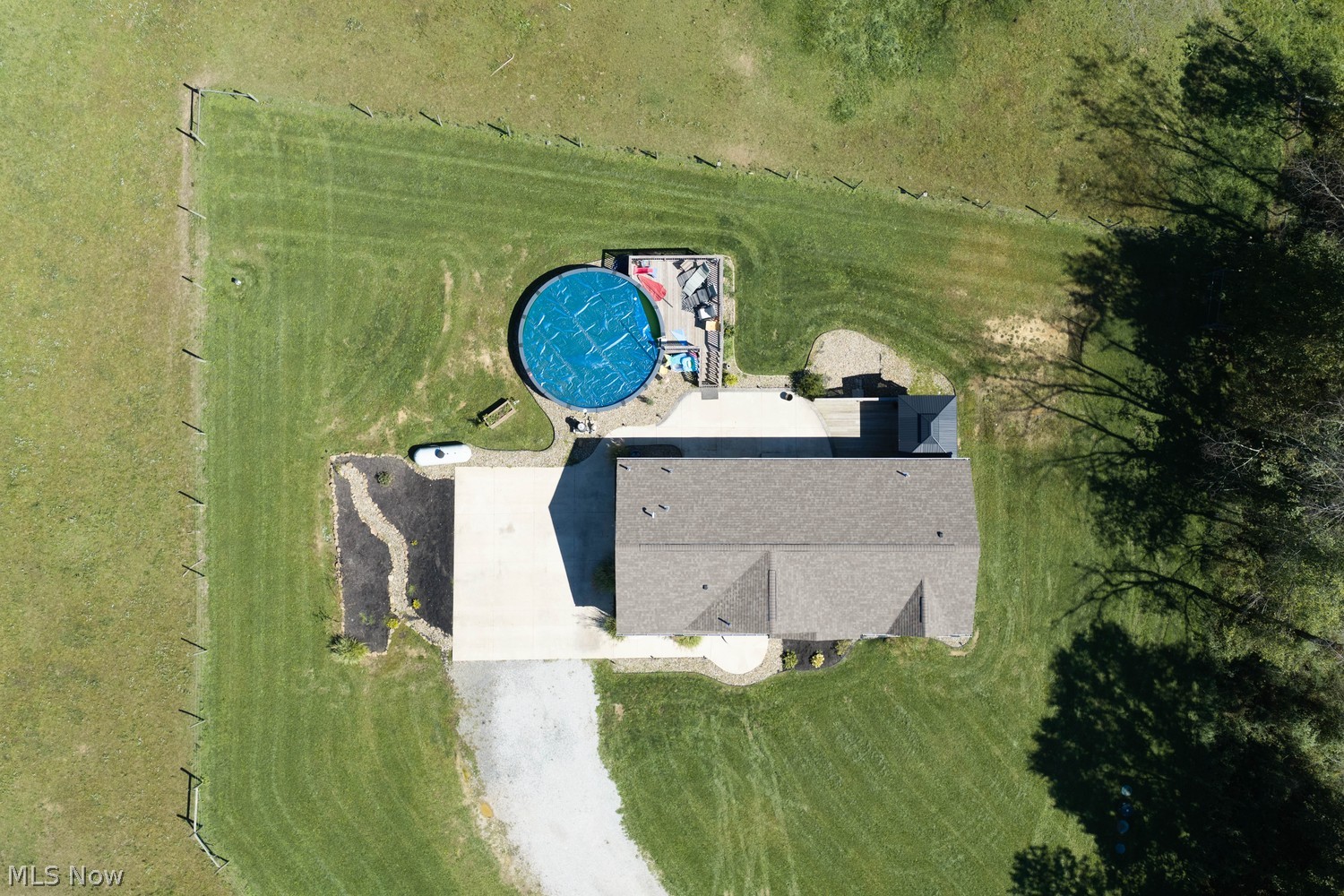 9312 Deacon Road SW Bowerston OH 44695