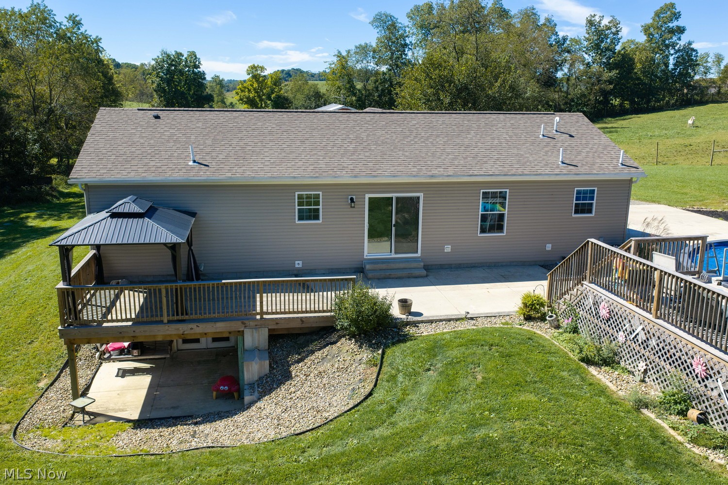9312 Deacon Road SW Bowerston OH 44695
