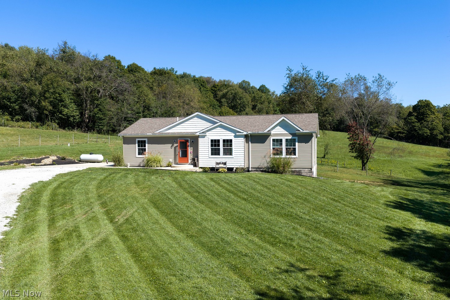 9312 Deacon Road SW Bowerston OH 44695