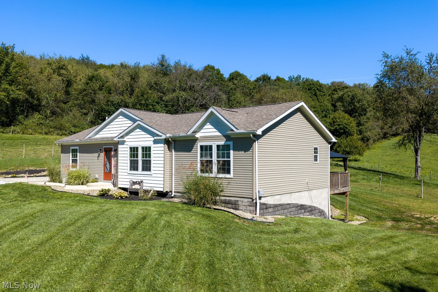 9312 Deacon Road SW Bowerston OH 44695