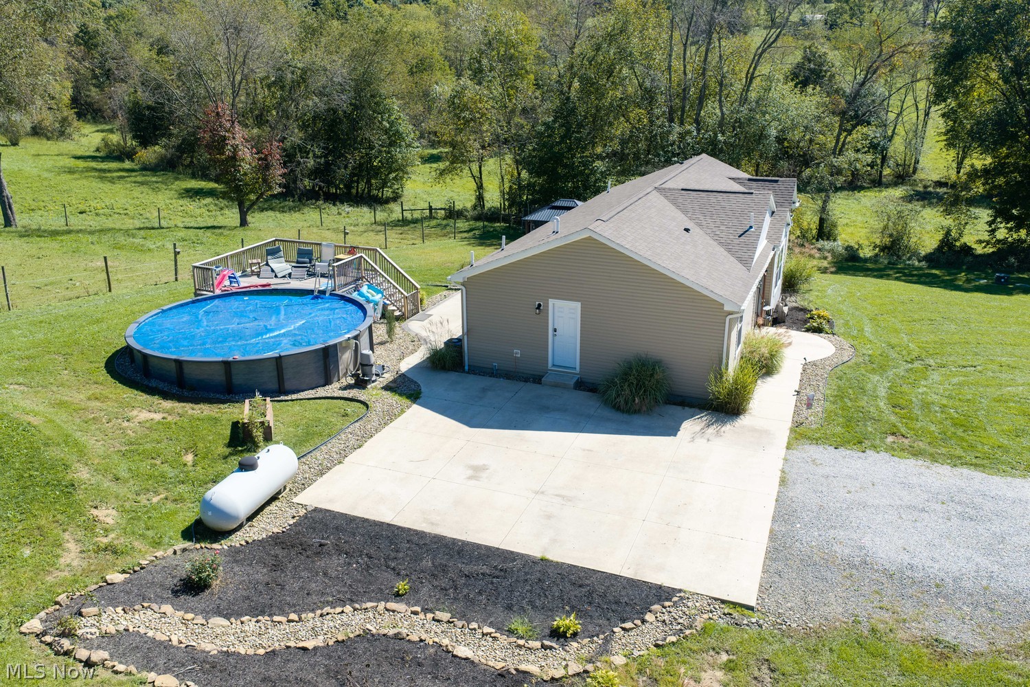 9312 Deacon Road SW Bowerston OH 44695