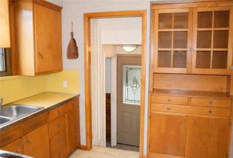 9014 Snow Road Parma OH 44130