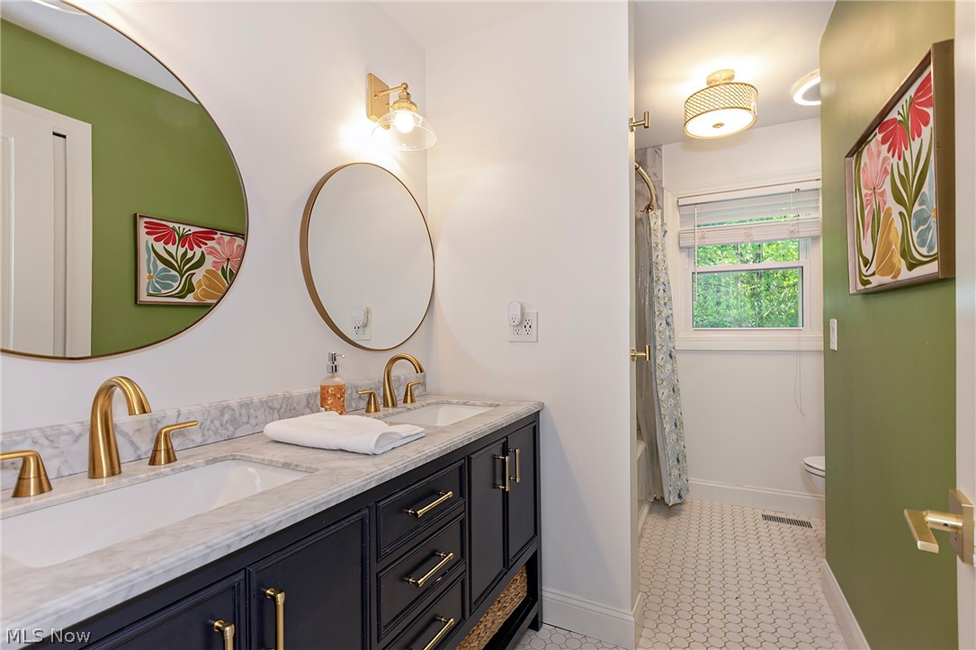 8290 Pine Creek Court Chagrin Falls OH 44023
