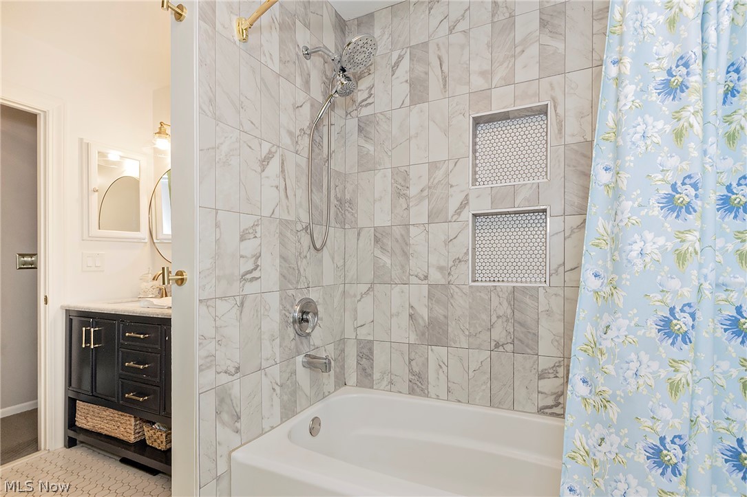 8290 Pine Creek Court Chagrin Falls OH 44023