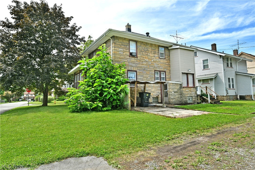 405 Oak Knoll Avenue SE Warren OH 44483