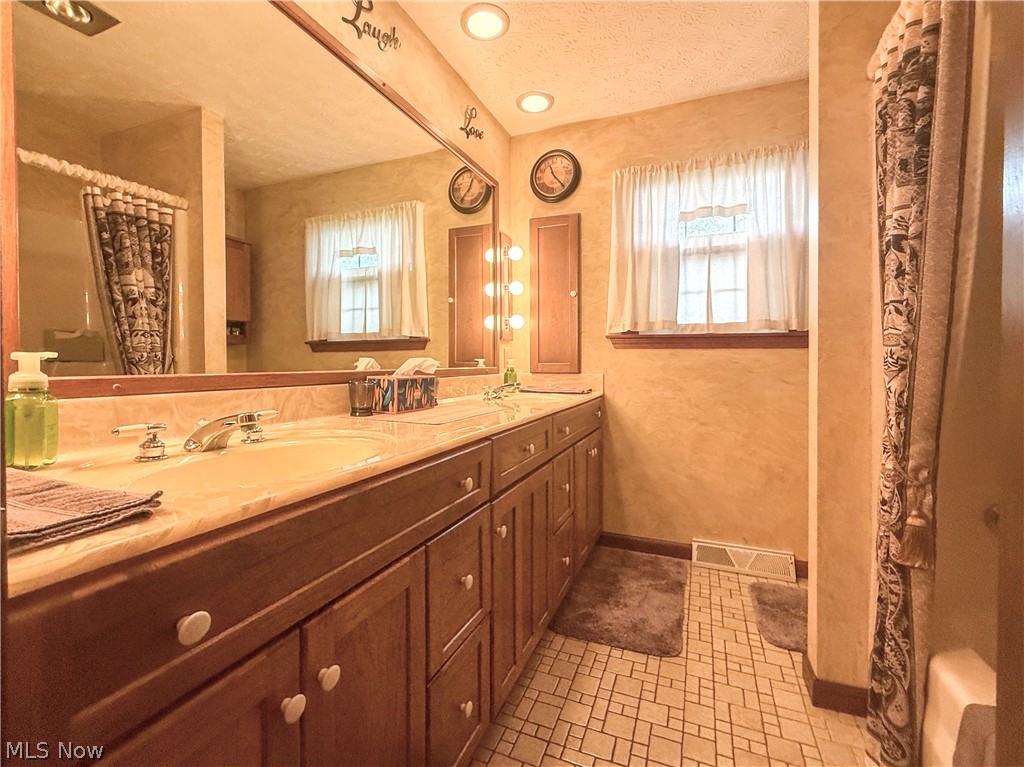 3225 Caprice Drive SW Warren OH 44481