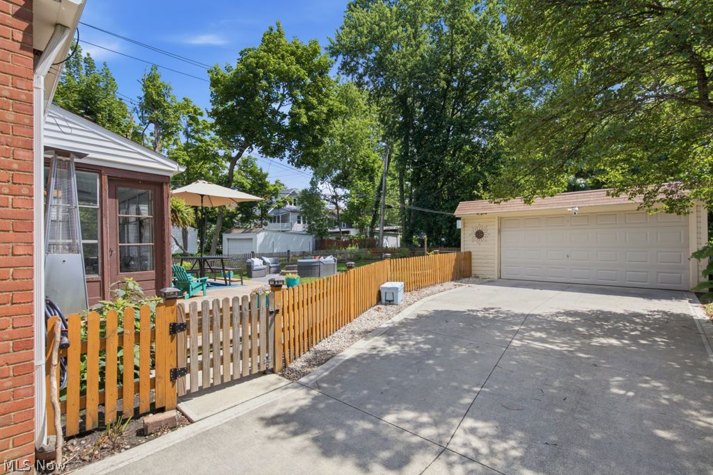 2463 Lee Road Cleveland Heights OH 44118