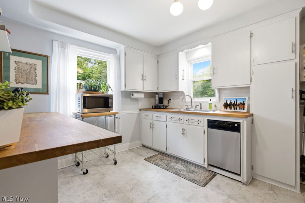 2463 Lee Road Cleveland Heights OH 44118