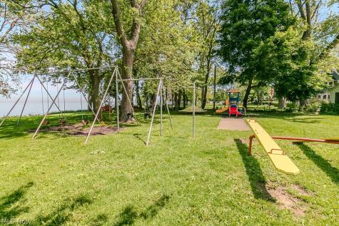 17709 Crestland Road Cleveland OH 44119