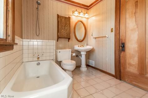17709 Crestland Road Cleveland OH 44119