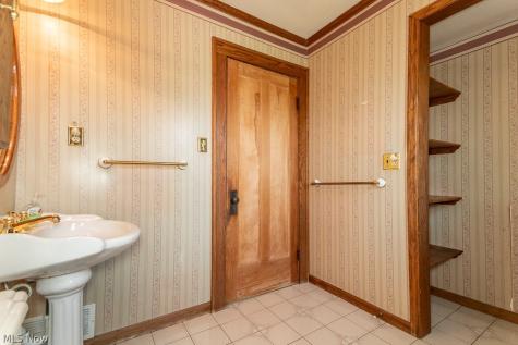17709 Crestland Road Cleveland OH 44119