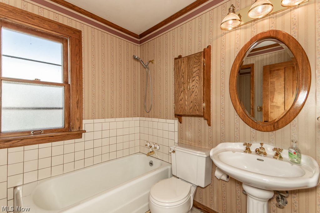 17709 Crestland Road Cleveland OH 44119