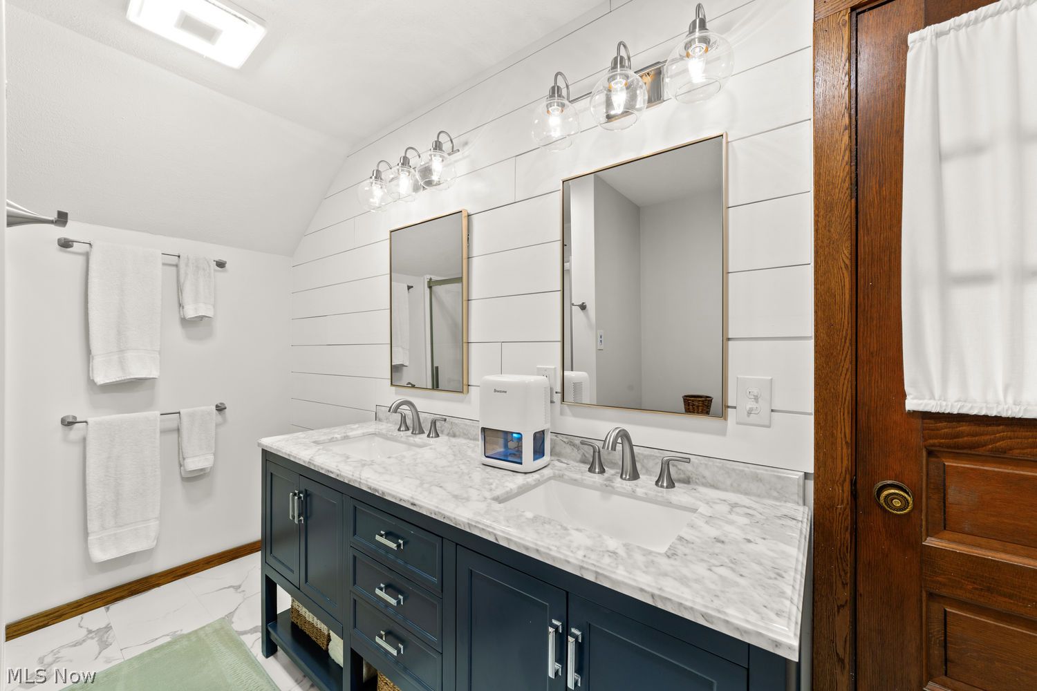 2085 Brown Road Lakewood OH 44107
