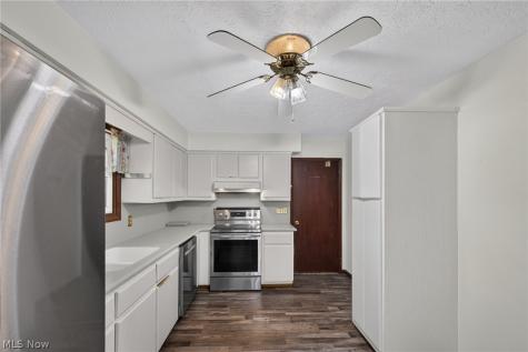 11021 William Penn Avenue NE Hartville OH 44632