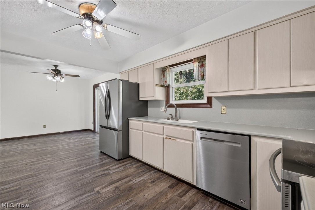 11021 William Penn Avenue NE Hartville OH 44632