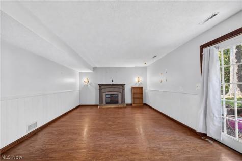 11021 William Penn Avenue NE Hartville OH 44632