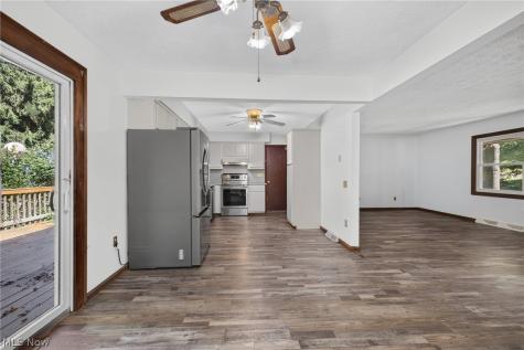 11021 William Penn Avenue NE Hartville OH 44632