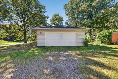 11021 William Penn Avenue NE Hartville OH 44632