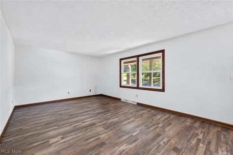 11021 William Penn Avenue NE Hartville OH 44632