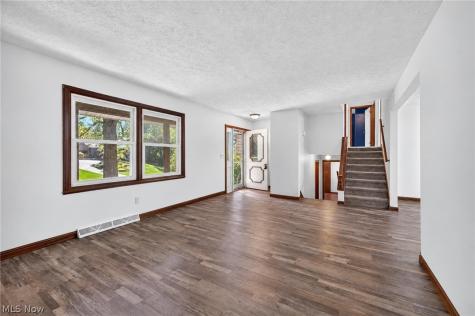 11021 William Penn Avenue NE Hartville OH 44632