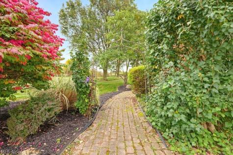 9020 Humberside Avenue NW North Canton OH 44720