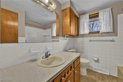 5637 Griffith Avenue NW North Canton OH 44720