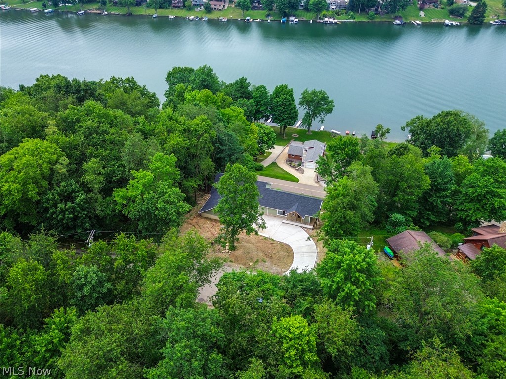 15 Huron Trail Malvern OH 44644