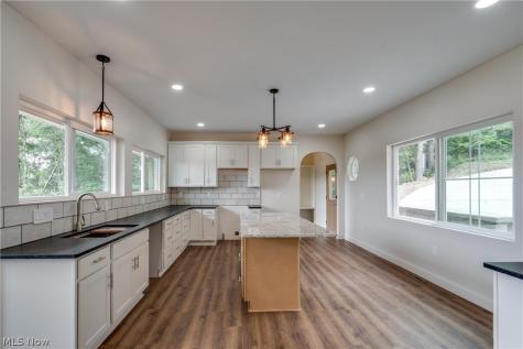 15 Huron Trail Malvern OH 44644