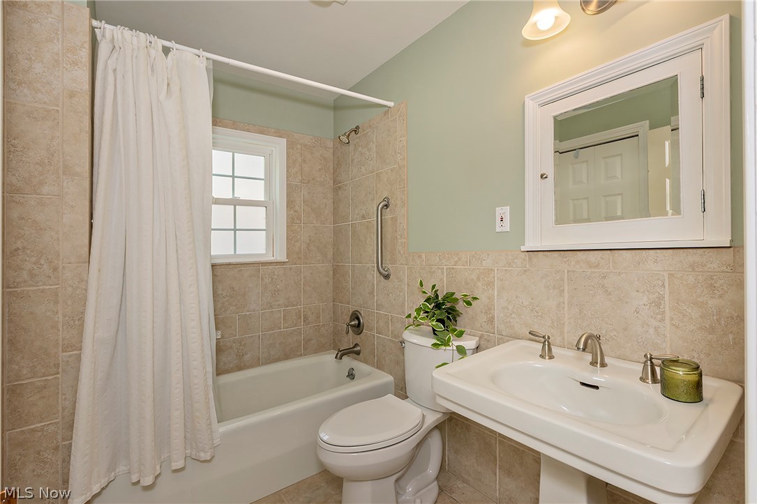 2528 Ashurst Road University Heights OH 44118