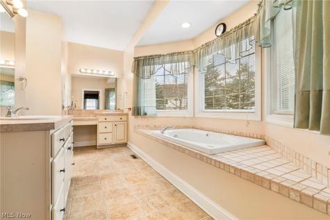 2041 Penhurst Circle NE North Canton OH 44720