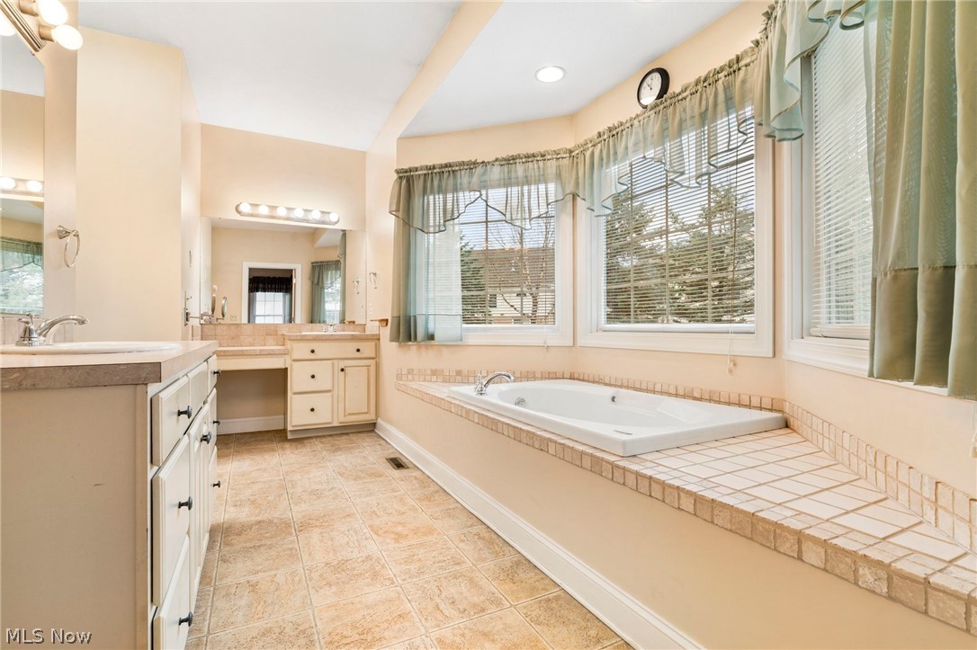 2041 Penhurst Circle NE North Canton OH 44720