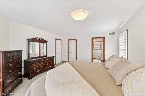 5503 Pheasants Walk Drive North Olmsted OH 44070