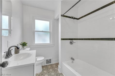 3498 Tullamore Road University Heights OH 44118