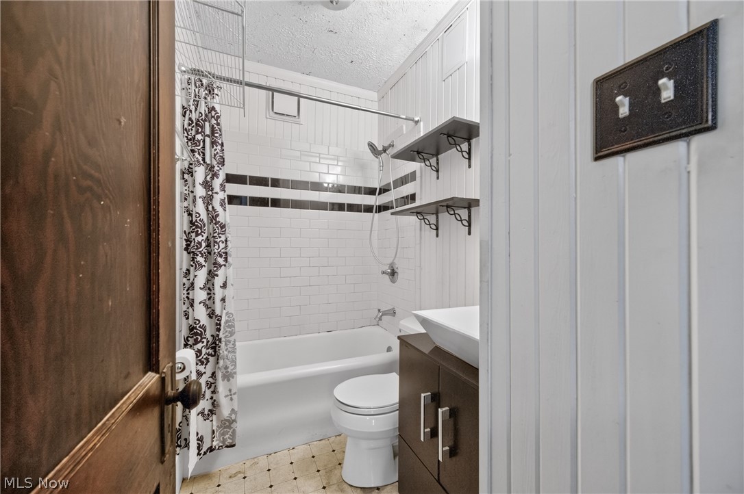 2223 Carabel Avenue Lakewood OH 44107