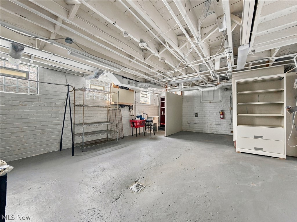 1214 E Market Street Warren OH 44483