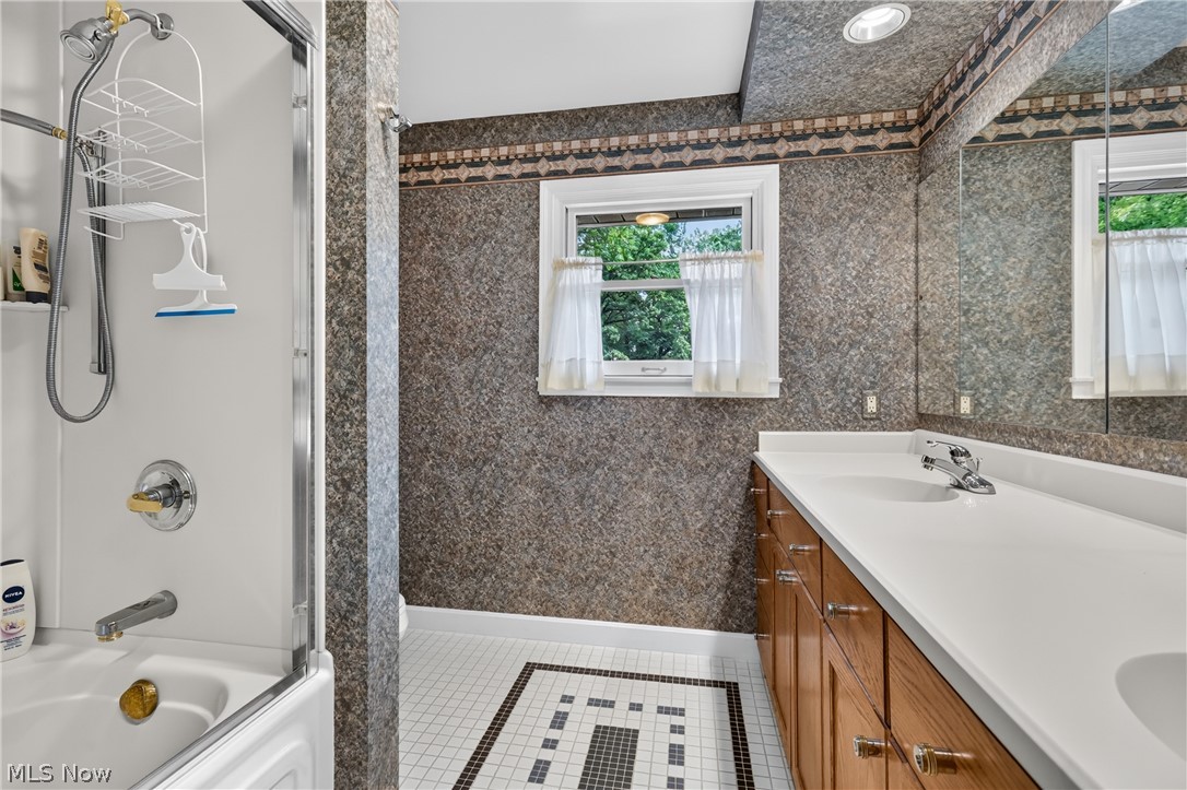 134 Quail Hollow Circle SE Howland OH 44484
