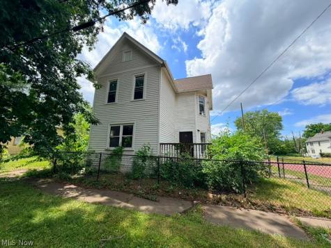 2982 E 67th Street Cleveland OH 44127