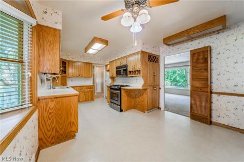 1094 N Pasadena Avenue Elyria OH 44035