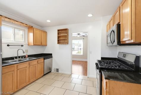 4214 Longwood Avenue Parma OH 44134